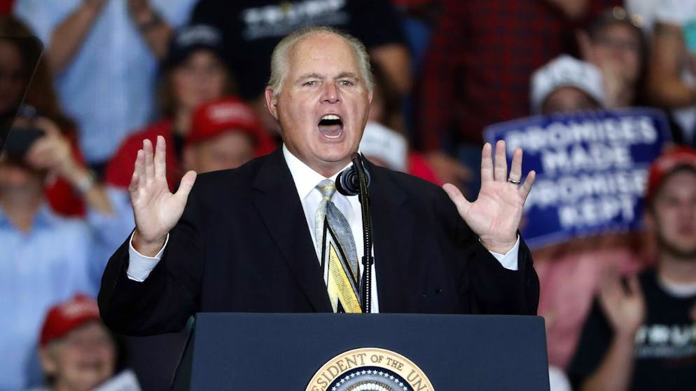 Kaum ein rechtskonservativer Journalist hatte in den USA einen derartigen Einfluss wie Rush Limbaugh. Nun ist der Radiomoderator im Alter von 70 Jahren verstorben.