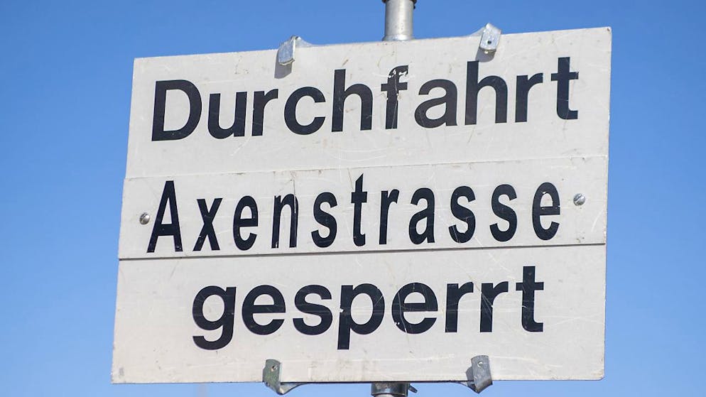 Die Axenstrasse muss wegen Steinschlags immer wieder gesperrt werden. (Archivbild)