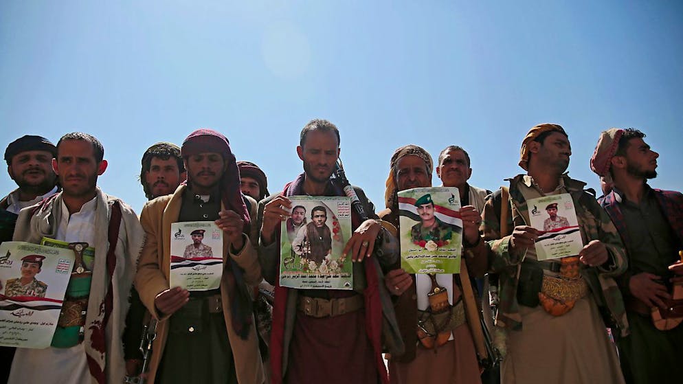 Huthi-Rebellen halten Plakate ihrer Verwandten während einer Trauerprozession für Huthis, die bei den jüngsten Kämpfen mit Kräften der von Saudi-Arabien unterstützten international anerkannten Regierung des Jemen getötet wurden.
