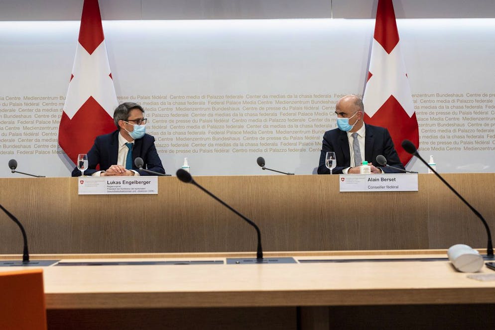 Bundesrat Alain Berset, rechts, und der Basler Regierungsrat Lukas Engelberger, Praesident der Konferenz der kantonalen Gesundheitsdirektorinnen und -direktoren GDK, erlaeutern im Anschluss an ein Treffen der GDK das weitere Vorgehen zur Bewaeltigung der Krise um die Pandemie des Coronavirus COVID-19, am Donnerstag, 18. Februar 2021 in Bern. (KEYSTONE/Alessandro della Valle)