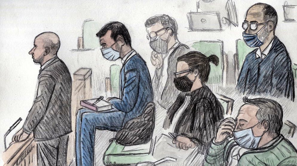 GERICHTSZEICHNUNG - Un dessin montre le conseiller d'Etat genevois Pierre Maudet, deuxieme depuis la gauche, sur le banc des accuses en compagnie de Patrick Baud-Lavigne, gauche, ancien directeur de cabinet, Antoine Daher, droite en bas, et Magid Khoury, droite en haut, dans la salle d'audience lors du premier jour de son proces pour acceptation d'avantage ce lundi 15 fevrier 2021 devant le Tribunal de police a Geneve. (KEYSTONE/Frederic Bott)
