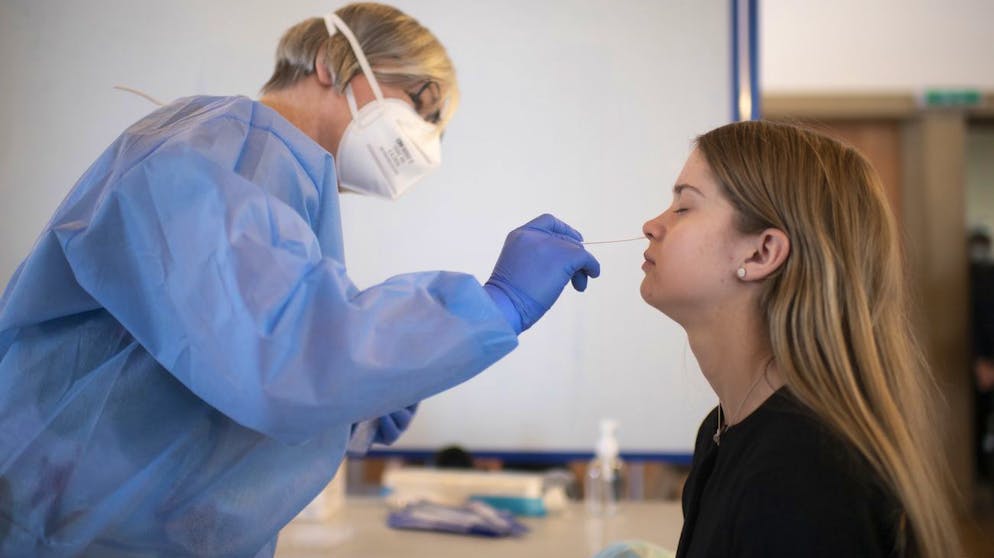 Eine Schuelerin unterzieht sich einem PCR Test, an der Evangelischen Mittelschule Schiers, am Freitag, 8. Januar 2021, in Schiers. In der Schule Malans, vor Ort und im Bildungszentrum Palottis wurden Mitarbeitende und Schueler freiwillig auf das Coronavirus getestet. Dies im Rahmen eines Pilotversuches. (KEYSTONE/Gian Ehrenzeller)