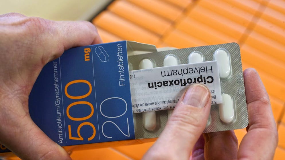 Eine Mitarbeiterin des Generika-Vertreibers Helvepharm AG, legt am 27. Februar 2007 im Verpackungszentrum in Frauenfeld Filmtabletten und die Packungsbeilage des Antibiotikums Ciprofloxacin in eine Medikamentenpackung. Helvepharm gehoert zur Gruppe