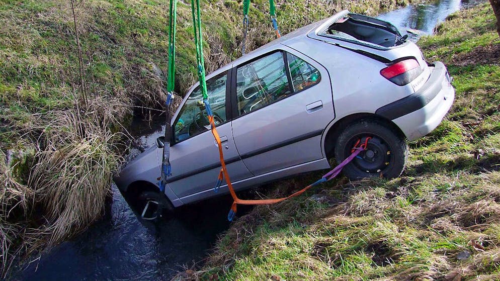 Der Wagen einer 62-jährigen Autofahrerin landete am Mittwoch in Widnau SG bei einem Selbstunfall in einem Bachbett.