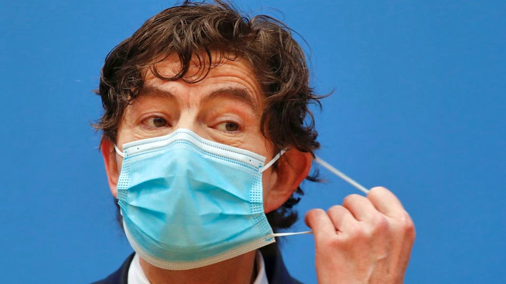 22.01.2021, Berlin: Christian Drosten, Direktor des Instituts für Virologie, Charité Berlin, setzt vor Beginn einer Pressekonferenz zur aktuellen Lage in der Corona-Pandemie seine Maske ab. Foto: Fabrizio Bensch/Reuters Pool/dpa +++ dpa-Bildfunk +++