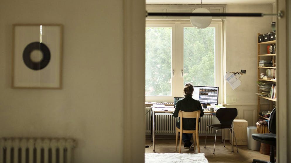 Eine Frau arbeitet an ihrem Arbeitsplatz im Homeoffice, fotografiert am 22. Januar 2021 in Aarau. (KEYSTONE/Christian Beutler)