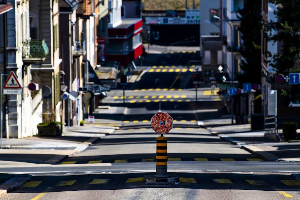 Une rue presque vide est visible lors de la crise du Coronavirus (Covid-19) le samedi 4 avril 2020 a La Chaux-de-Fonds. (KEYSTONE/Jean-Christophe Bott)