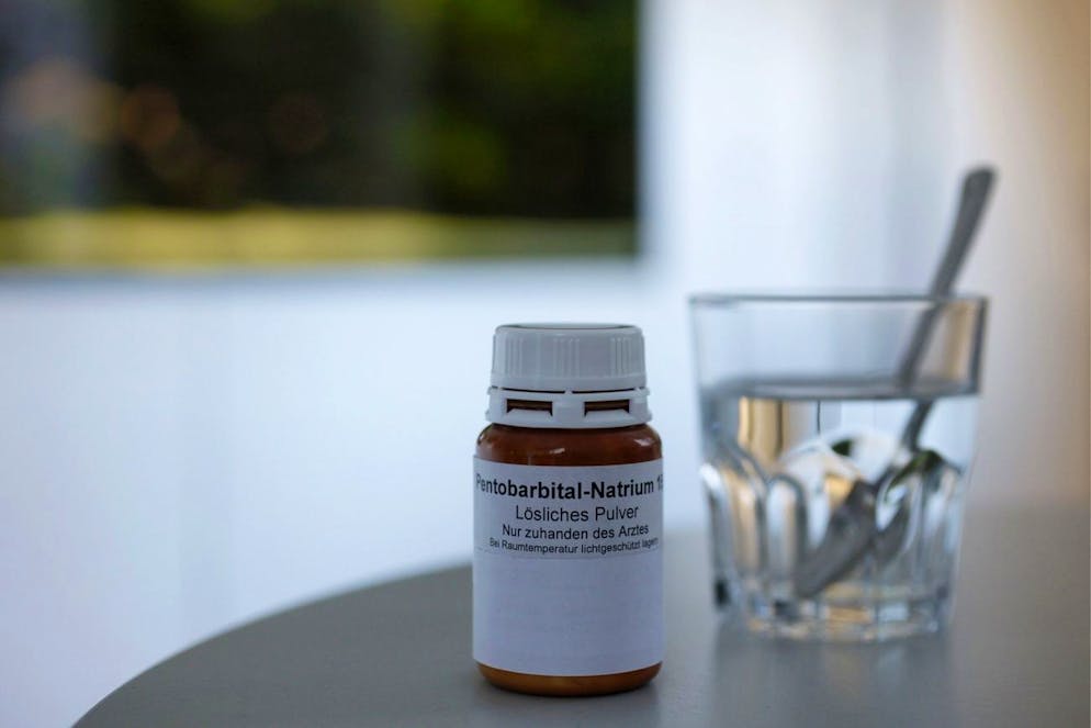 The barbiturate Pentobarbital is taken at home by people who wish to die, pictured at EXIT in Zurich, Switzerland, on December 5, 2008. (KEYSTONE/Alessandro Della Bella)
Das Schlafmittel Pentobarbital wird zuhause von Sterbewilligen eingenommen, aufgenommen bei EXIT Schweiz in Zuerich, am Freitag, 5. Dezember 2008. (KEYSTONE/Alessandro Della Bella)