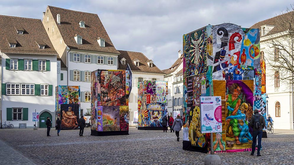 Monolithe mit Leinwänden von Basler Fasnachtslaternen aus den vergangenen Jahren erinnern auch an der Nicht-Fasnacht 2021 an die traditionelle Laternenaausstellung auf dem Münsterplatz.