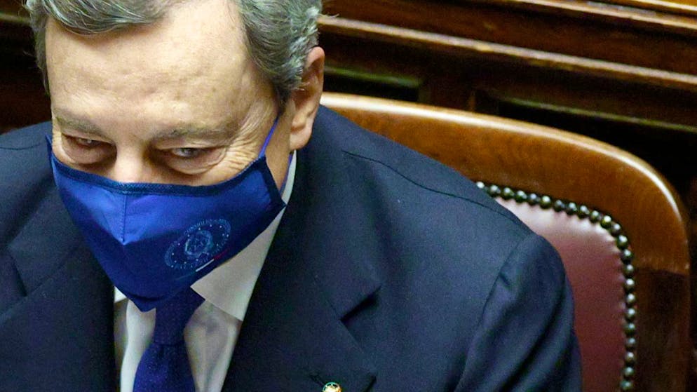 ARCHIV - Italiens Ministerpräsident Mario Draghi trägt während einer Sitzung im Parlament eine Mund-Nasen-Bedeckung. Foto: Guglielmo Mangiapane/Reuters Pool/AP/dpa