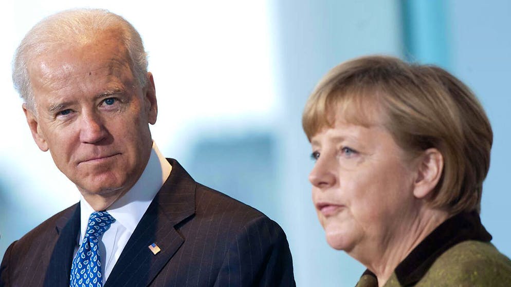 ARCHIV - Bundeskanzlerin Angela Merkel (CDU) empfängt den damaligen US-Vizepräsidenten Joe Biden. Foto: Maurizio Gambarini/Archiv/dpa