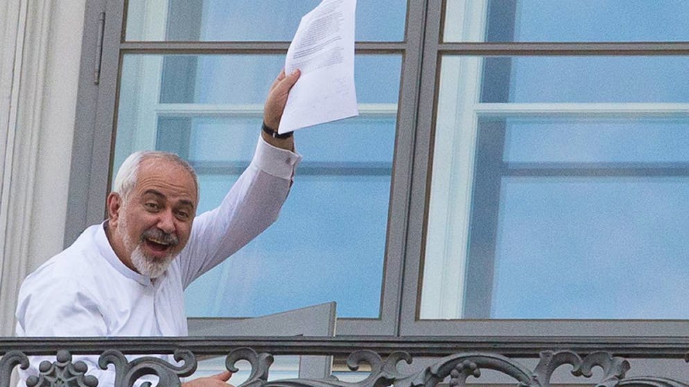 ARCHIV - Irans Außenminister Mohammed Dschawad Sarif zeigt einen Teil des Entwurfs der Atomeinigung auf dem Balkon des Coburg Palastes. (Archivbild) Foto: Mehdi Ghassemi/dpa