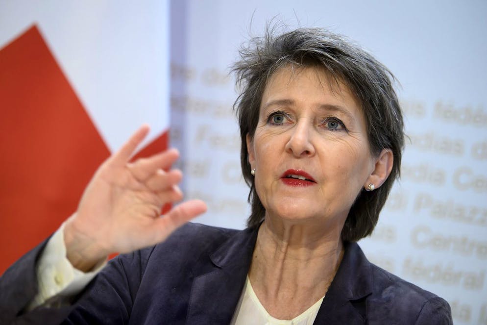 Bundespraesidentin Simonetta Sommaruga spricht an einer Medienkonferenz, am Freitag, 18. Dezember 2020, im Medienzentrum Bundeshaus in Bern zur Verschaerfung der Corona-Massnahmen wegen der weitherhin hohen Fallzahlen in der Schweiz. (KEYSTONE/Anthony Anex)