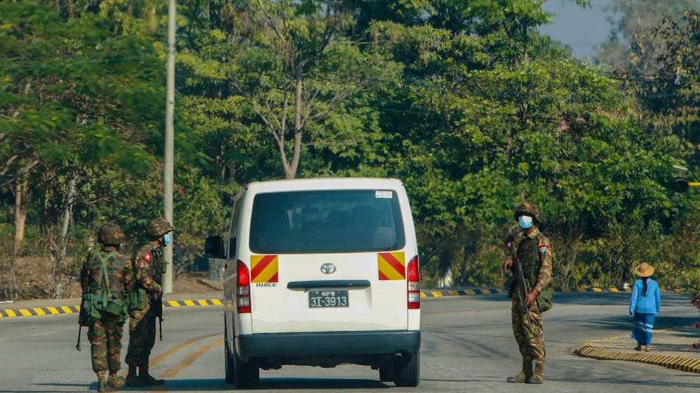 Soldaten bewachen eine Straße. Das Militär hat am 01. Februar 2021 die zivile Führung Myanmars um Suu Kyi entmachtet und einen einjährigen Ausnahmezustand verhängt. Foto: Str/AP/dpa
