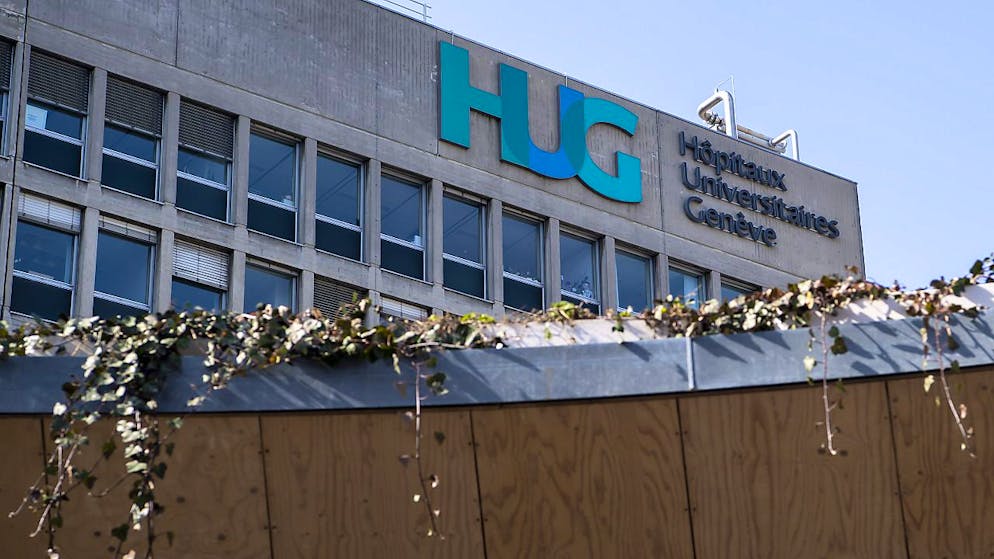 "Quelle que soit la sévérité, puisque la contagiosité est très élevée, il y aura une répercussion sur le nombre des nouvelles contaminations et sur celui des hospitalisations en Suisse", indiquent les HUG.