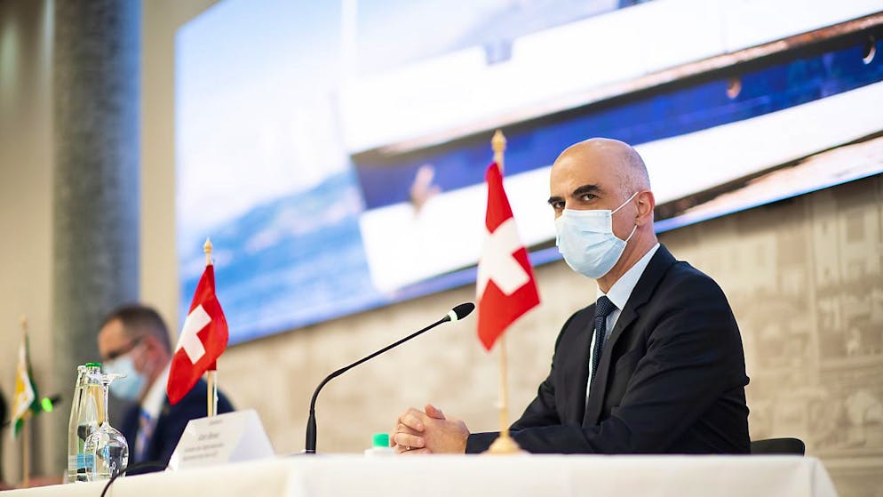 Bundesrat Alain Berset an einer Medienkonferenz nach der Besichtigung des Thurgauer Impfschiffs in Romanshorn. Berset lobte die innovative Idee des Schiffs. Sorgen bereiten dem Gesundheitsminister die zunehmenden Ansteckungen mit neuen Virusvarianten.