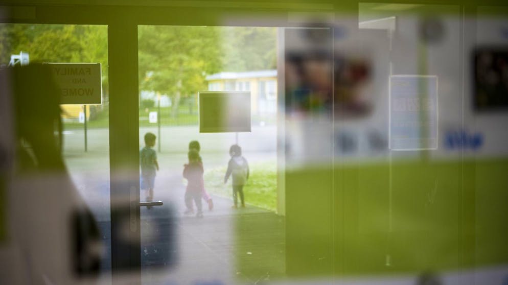 Um andere Bundesasylzentren wie jenes in Embrach (im Bild) zu entlasten, nimmt der Bund das besondere Bundesasylzentrum in Les Verrières wieder in Betrieb.