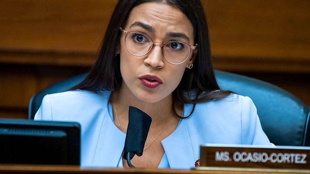 ARCHIV - Alexandria Ocasio-Cortez, demokratische US-Kongressabgeordnete, während einer Anhörung des House Oversight and Reform Committee über den Postdienst. Foto: Tom Williams/Pool CQ Roll Call/AP/dpa