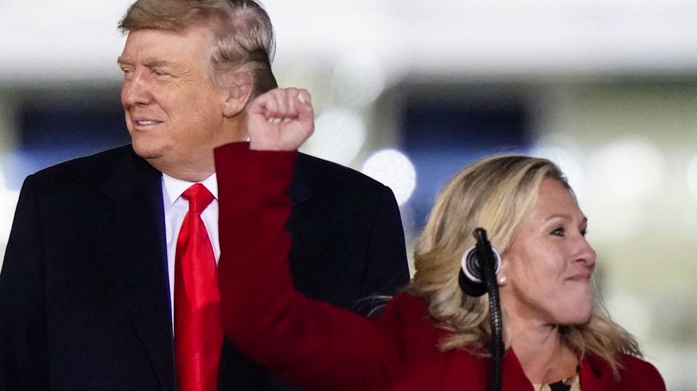 Kind im Geiste: Der damalige Präsident Donald Trump macht mit Marjorie Taylor Greene am 4. Januar 2020 in Dalton, Georgia, Wahlkampf.