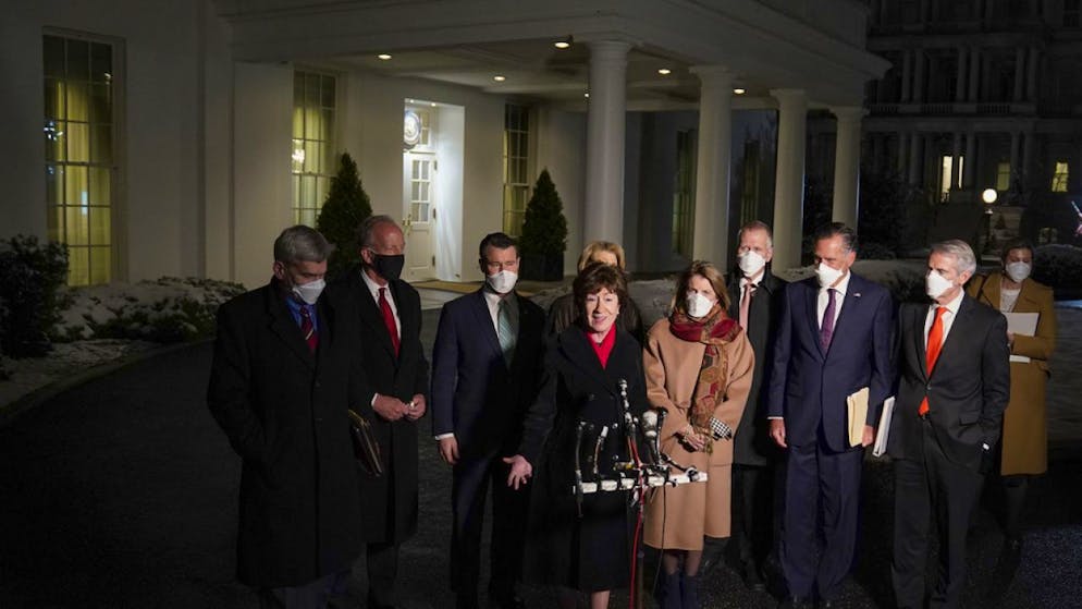 La delegazione di dieci senatori repubblicani moderati, con Susan Collins al centro, in un punto stampa al termine dell'incontro alla Casa Bianca.