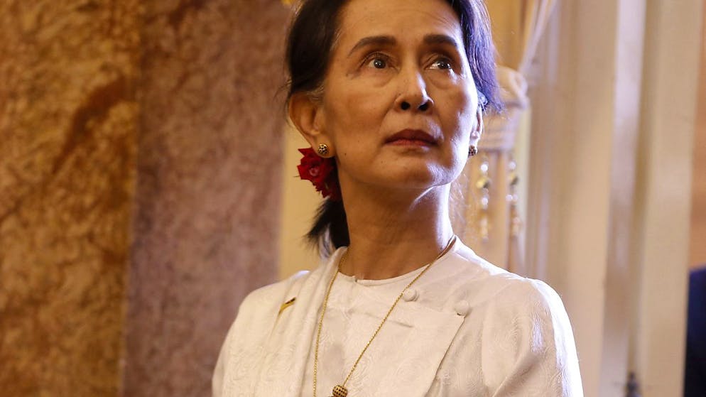 ARCHIV - Aung San Suu Kyi, Regierungschefin von Myanmar, wartet auf ein Treffen mit Vietnams Präsident Tran (nicht im Bild) im Präsidentenpalast während des Weltwirtschaftsforums. Foto: Kham/Pool Reuters/AP/dpa