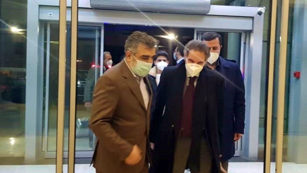 Il direttore generale dell'Agenzia internazionale per l'energia atomica (Aiea) Rafael Grossi (a destra) accolto all'aeroporto di Teheran da Behrouz Kamalvandi, vicedirettore dell'agenzia iraniana per l'energia atomica