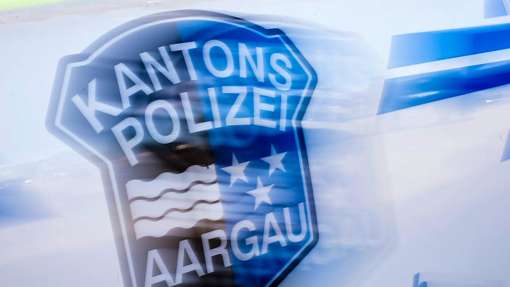 Die Aargauer Polizei rückte am Samstag wegen eines versuchten Raubüberfalls auf eine Rentnerin bei der Post in Seon aus. (Symbolbild)