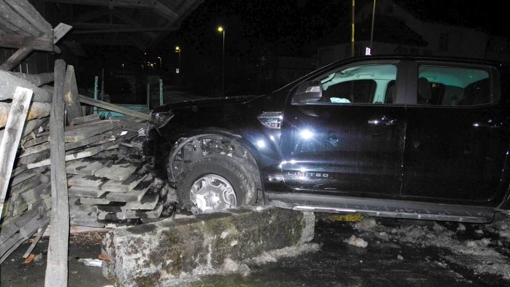 Ein Betrunkener hat am Samstagabend in Reichenbach SZ mehrere Betonpfeiler sowie Einkaufswagen und schliesslich einen Holzstapel gerammt.