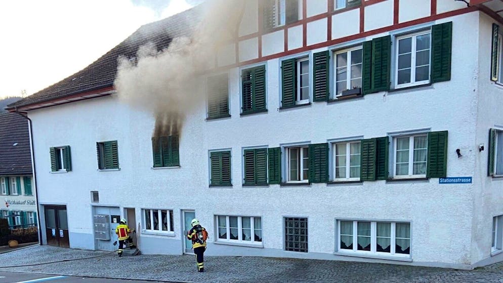 Beim Brand in einem Mehrfamilienhaus in Aadorf TG drang dichter Rauch aus einer Einzimmerwohnung.