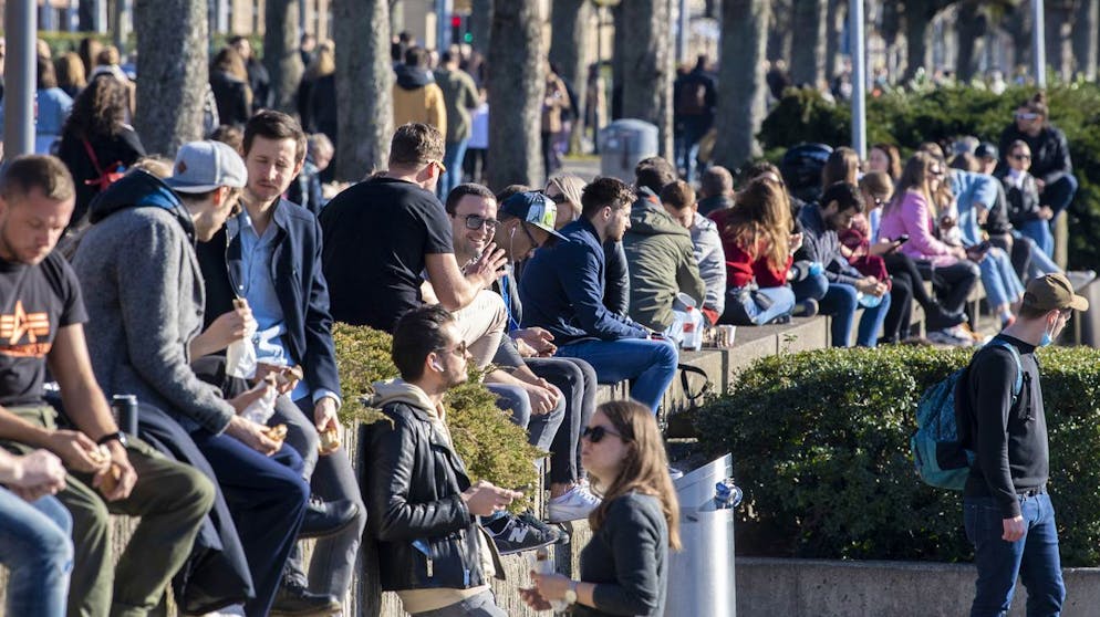Menschen geniessen das Fruehlingshafte Wetter am See, am Samstag, 20. Februar 2021 in Zuerich.