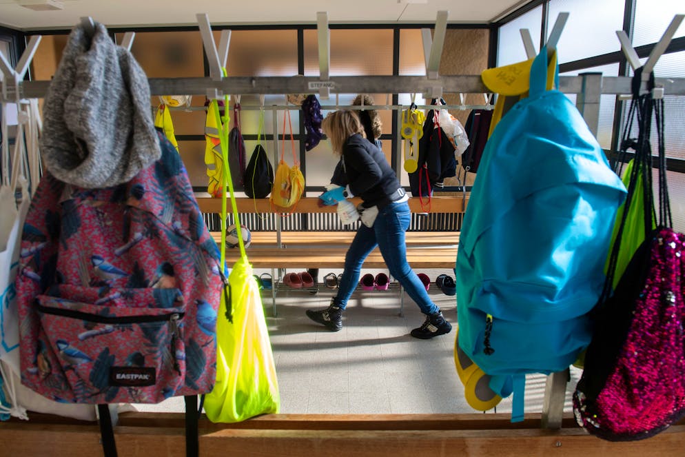 Stabio: pulizie aggiuntive e sanificazione per arginare la pandemia Covid-19. Nella foto una momento della sanificazione all´interno delle scuole elementari di Stabio durante la pausa di mezzogiorno.
© Ti-Press / Davide Agosta