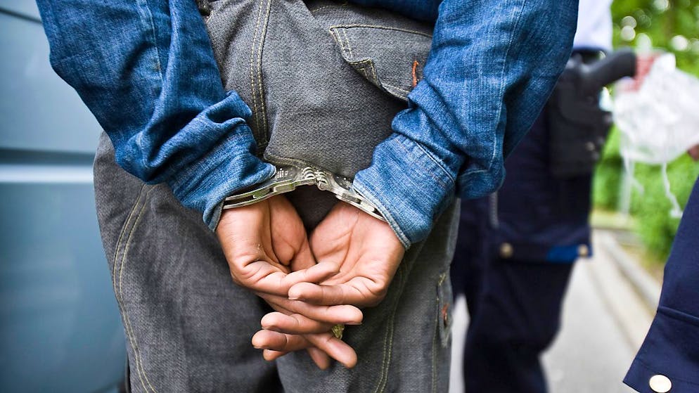 Ein 19-jähriger Mann soll in Weinfelden TG Wertsachen aus einem parkierten Auto gestohlen haben. Die Kantonspolizei nahm ihn wenige Minuten nach der Tat fest. (Symbolbild)