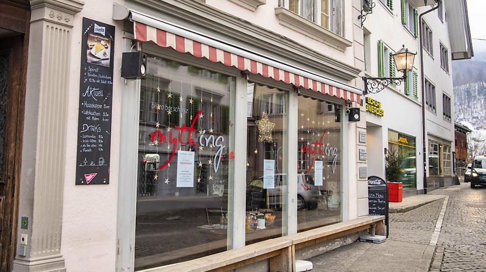 Eine geschlossene Bar in Schwyz: Gastrobetriebe sollen bereits auf den 1. März wieder öffnen dürfen, findet der Schwyzer Regierungsrat. (Archivaufnahme)