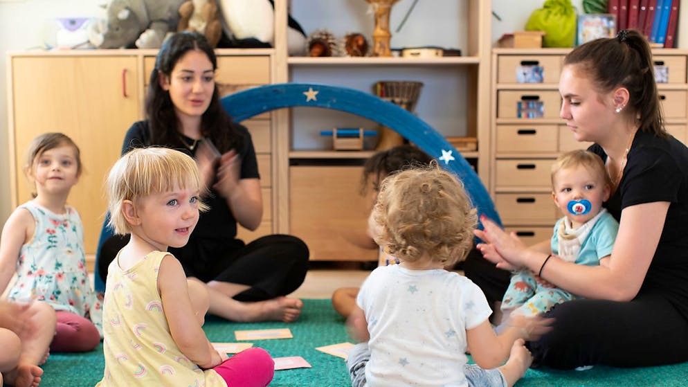 Kinder und ihr Betreuungspersonal in einer Zürcher Kindertagesstätte (Kita): der Bund hat die Schaffung von familienergänzenden Betreuungsplätzen für Kinder in den letzten 18 Jahren massgeblich gefördert. (Archivbild)