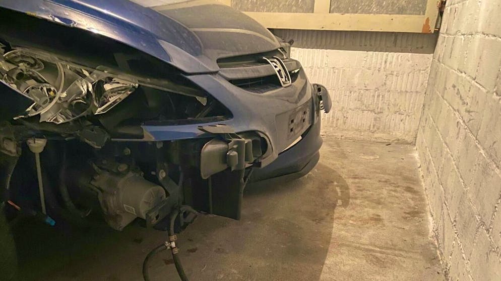 Der betrunkene Junglenker demolierte sein Auto bei einem Selbstunfall in Küttigen AG.