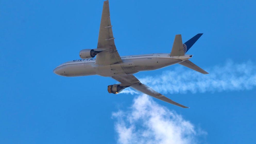 Rauch steigt aus einem der Triebwerke des Passagierflugzeugs.