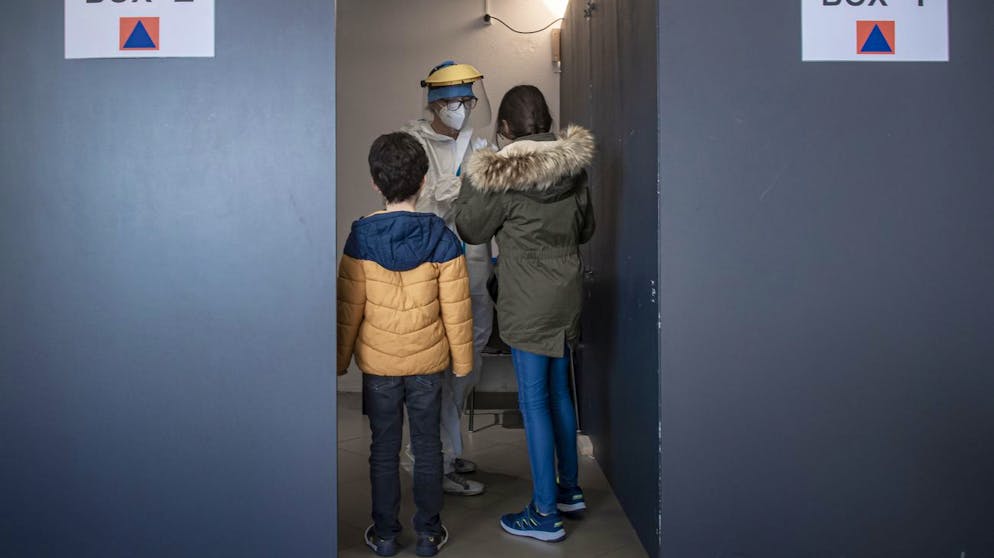 Ein Schueler betritt das Testcenter an der Mittelschule Tenero Contra wird auf Covid-19 getestet, am Montag 08. Februar 2021, in Tenero. (KEYSTONE/Ti-Press/Pablo Gianinazzi) Schuelerinnen und Schueler an der Schule in Tenero werden wegen der englischen Variante von Covid-19 die an der Schule aufgetaucht ist getestet. Bereits wurden Schulklassen an der Schule unter Quarantaene gestellt.
