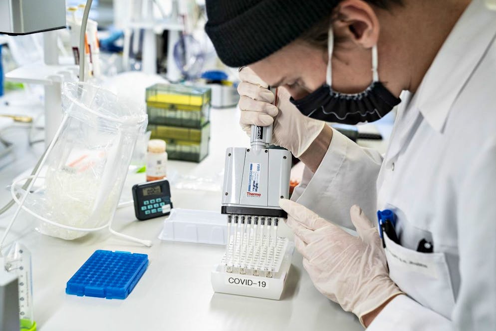 epa08938987 Researchers at Aalborg University are screening and analyzing all positive Danish coronavirus samples for the new English virus variant cluster B.1.1.7, that is more contagious and spreads easier and rapidly, in Aalborg, Denmark, 15 January 2021. EPA/HENNING BAGGER DENMARK OUT
