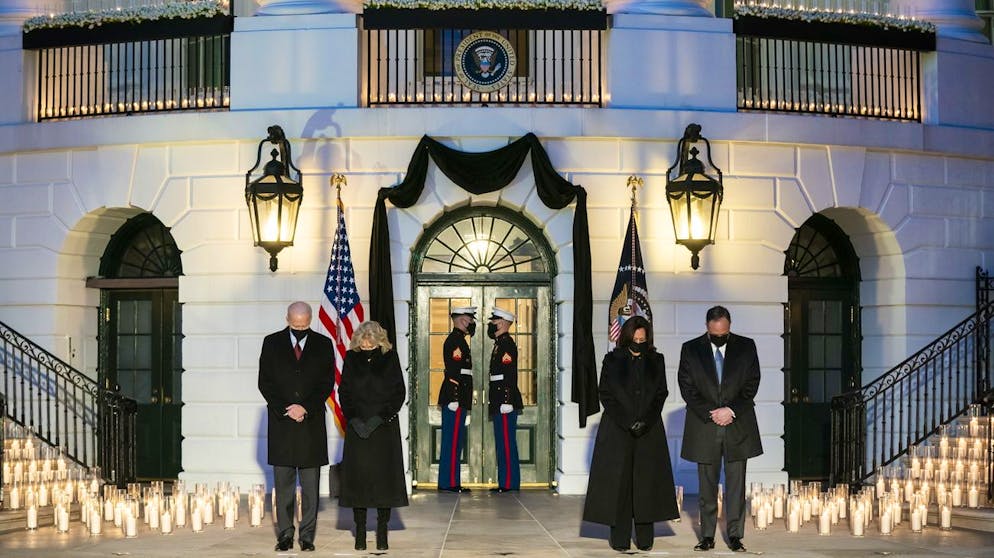 epaselect epa09030505 US President Joseph Biden (L), First Lady Jill Biden (C-L), Vice President Kamala Harris (C-R) and Second Gentleman Doug Emhoff (R) hold a moment of silence and candle lighting ceremony on the South Portico of the White House for the 500,000 Americans who have died from the Covid pandemic in Washington, DC, USA, 22 February 2021.