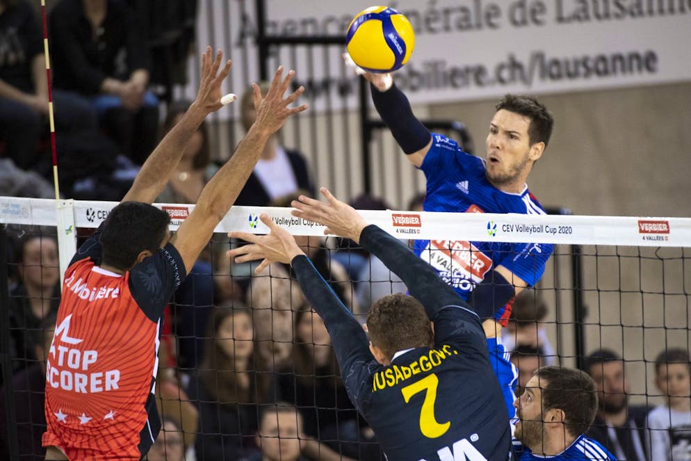 Le joueur du LUC Adrien Prevel, droite, en action contre les joueurs genevois Quentin Zeller, gauche, et Edin Musabegovic, centre, lors de la 4eme rencontre du 1/4 de final de Play-off de Volleyball LNA, entre le Lausanne Universite Club, LUC, et Chenois Geneve Volley ce samedi 29 fevrier 2020 a la salle de Dorigny a Lausanne. (KEYSTONE/Laurent Gillieron)