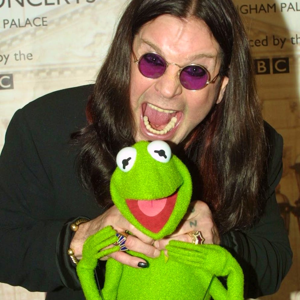 Rock legend Ozzy Osbourne and Kermit the frog backstage in the gardens of Buckingham Palace Monday June 03, 2002, for the second concert to commemorate the Golden Jubilee of Britain's Queen Elizabeth II. Some 12,000 tickets were distributed by ballot for the Party at the Palace, and ten of thousands more gathered outside to enjoy the music. Later The Queen was lighting a beacon and watching a firework display. On Tuesday she will travel to the St Paul's for a service of thanksgiving. (KEYSTONE/EPA PHOTO/PRESS ASSOCIATION/ROTA/PETER JORDAN)