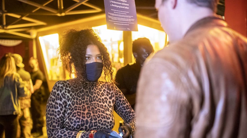 Eine Frau kontrolliert den Einlass im Club Hive in Zuerich, aufgenommen am Freitag, 3. Juli 2020. (KEYSTONE/Ennio Leanza)