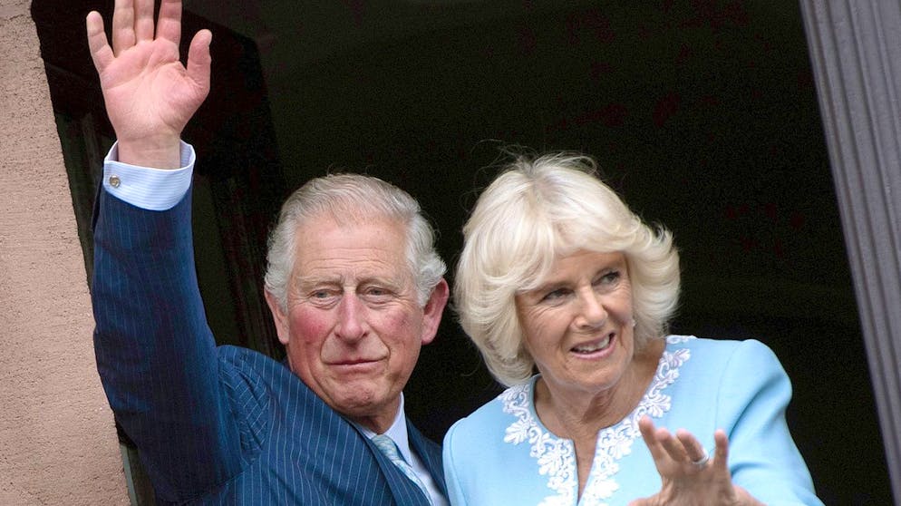08.05.2019, Sachsen, Leipzig: Der britische Thronfolger Prinz Charles und seine Ehefrau Camilla (M) stehen mit Burkhard Jung (2.v.l), Bürgermeister von Leipzig und dessen Frau Ayleena (l) auf dem Balkon des Rathauses und winken. Der Prinz von Wales und die Herzogin von Cornwall besuchen am zweiten Tag ihrer Deutschlandreise Leipzig. - recrop Foto: Hendrik Schmidt/dpa +++ dpa-Bildfunk +++ (KEYSTONE/DPA/Hendrik Schmidt)