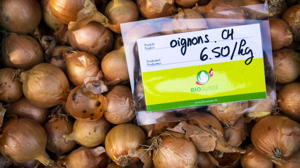 Des oignons bio du maraicher Christian Bovigny, sont presentes sur un presentoir pendant un jour de marche, a la "Ferme bio du Moulin" lors de la pandemie de Coronavirus (Covid-19) le samedi 18 avril 2020 a Bavois. (KEYSTONE/Jean-Christophe Bott)