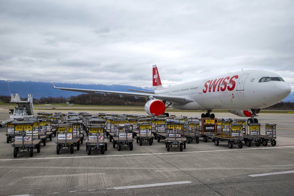 ARCHIVBILD ZUR MELDUNG, DASS DER MINIMALFLUGBETRIEB DER SWISS IN GENF BIS AM 27. MAERZ VERLAENGERT WIRD, AM FREITAG, 12. FEBRUAR 2021 - A Swiss International Air Lines aircraft is parked on the tarmac of the Geneve Aeroport, in Geneva, Switzerland, Monday, March 30, 2020. A large number of flights of Swiss International Air Lines have been cancelled and part their fleet grounding at the airport. (KEYSTONE/Salvatore Di Nolfi)
