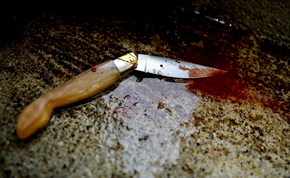 Ticino: violenza, giovani e liti, accoltellamenti. Nella foto un coltello a serramanico abbandonato sporco di sangue (ricostruzione fotografica) su un marciapiede.
© Ti-Press/Carlo Reguzzi