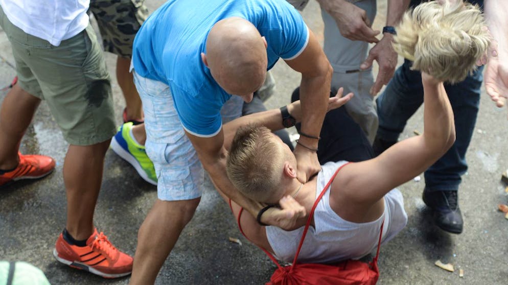 Auseinandersetzung an der Street Parade in Zuerich am Samstag, 2. August 2014. (KEYSTONE/Walter Bieri)
