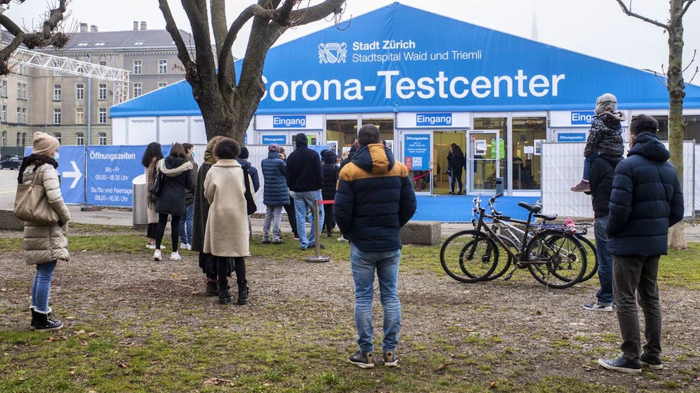 Menschen warten vor dem Corona Testcenter vom Stadtspital Waid und Triemli auf derm Kasernenareal, aufgenommen am Samstag, 19. Dezember 2020 in Zuerich. (KEYSTONE/Ennio Leanza)