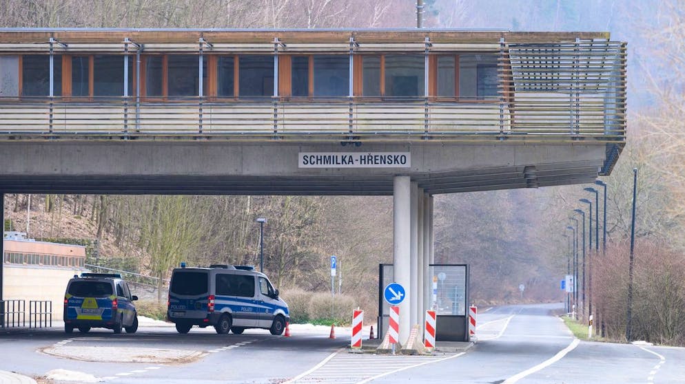 22.02.2021, Sachsen, Schmilka: Polizeiautos stehen im Rahmen von Grenzkontrollen an der deutsch-tschechischen Grenze. Foto: Sebastian Kahnert/dpa-Zentralbild/dpa +++ dpa-Bildfunk +++ (KEYSTONE/DPA/Sebastian Kahnert)