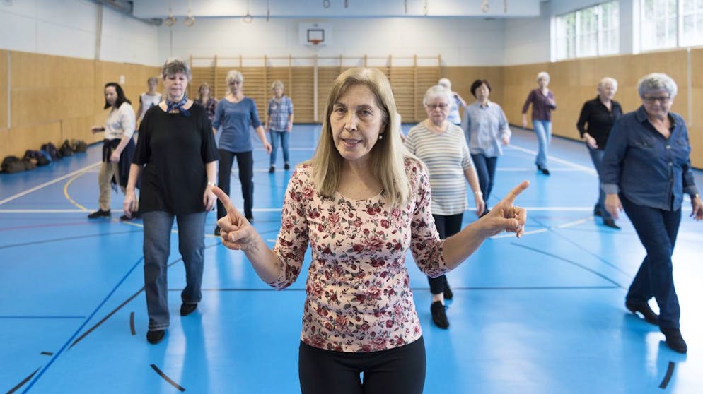 Participants of a line dance lesson, offered by the association Pro Senectute, promote their physical and mental agility through dancing in lines side by side and in a row, pictured at the Waisenhaus gym in Basel, Switzerland, on March 21, 2018. Founded in 1917, Pro Senectute is the largest professional service organization for age-related issues and advocates for the well-being, dignity and rights of elderly people. (KEYSTONE/Christian Beutler)
Teilnehmerinnen einer Line-Dance-Lektion der Stiftung Pro Senectute foerdern die koerperliche und geistige Beweglichkeit durch das Tanzen in Linien neben- und hintereinander, aufgenommen am 21. Maerz 2018 in der Waisenhausturnhalle in Basel. Pro Senectute, 1917 gegruendet, ist die groesste Schweizer Fach- und Dienstleistungsorganisation fuer Altersfragen und setzt sich fuer das Wohl, die Wuerde und die Rechte aelterer Menschen ein. (KEYSTONE/Christian Beutler)